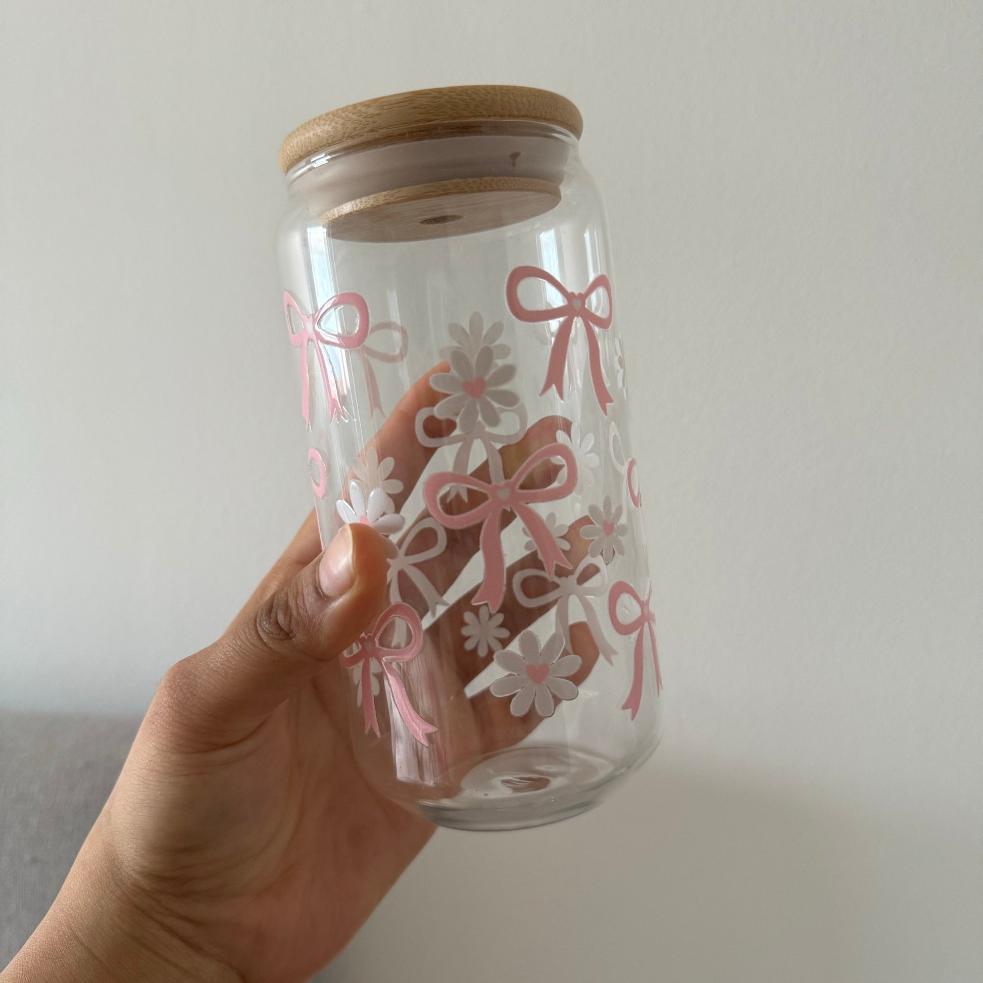 Couquette bow and daisy iced coffee can, Couquette Bow double walled cup, pink bow girly iced coffee can, bridesmaid party cups, bow cans