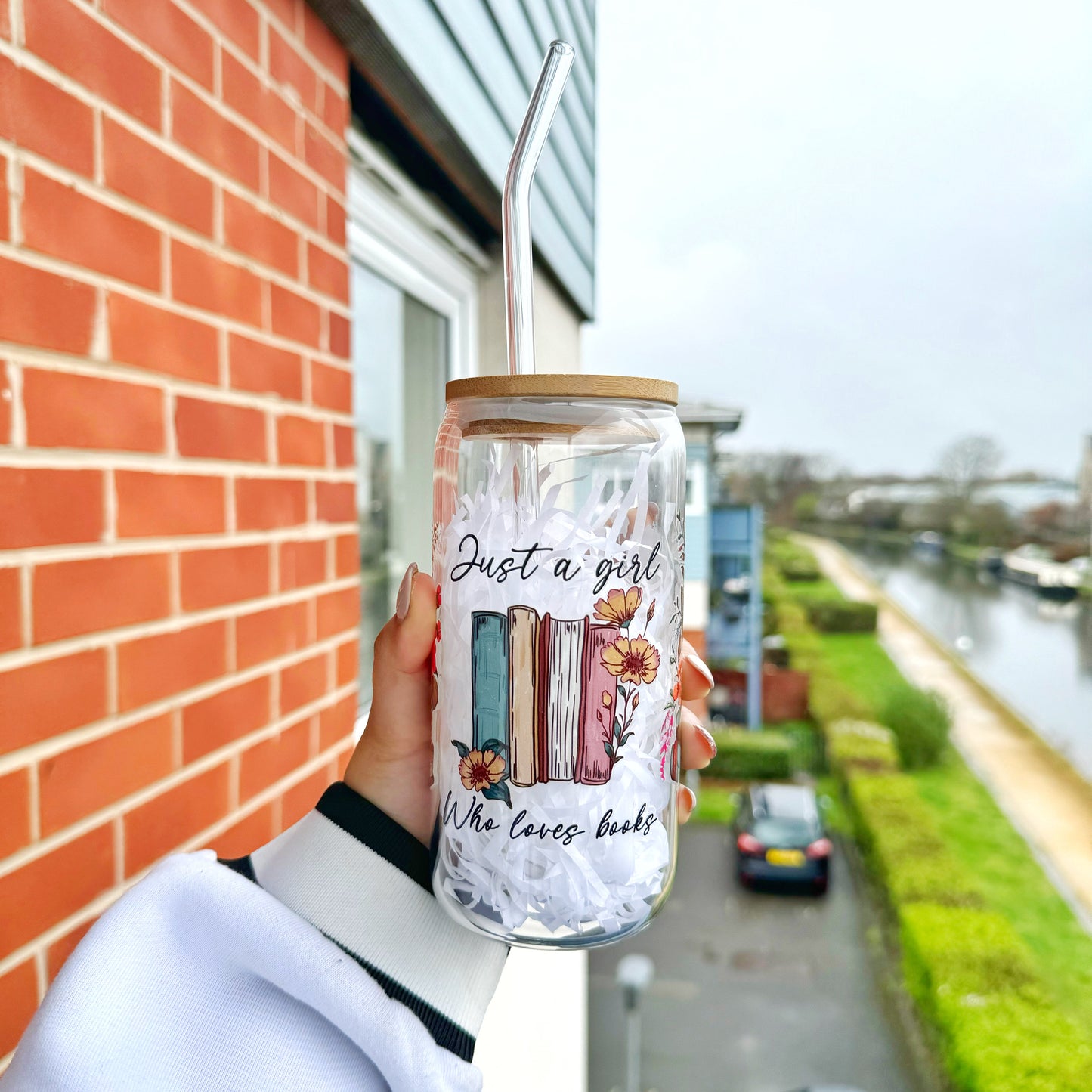 Book Lovers Iced Coffee Can Glass, 16oz coffee Can Glass with Bamboo Lid and Glass Straw,Book Lover Can Glass, Just a Girl who loves book